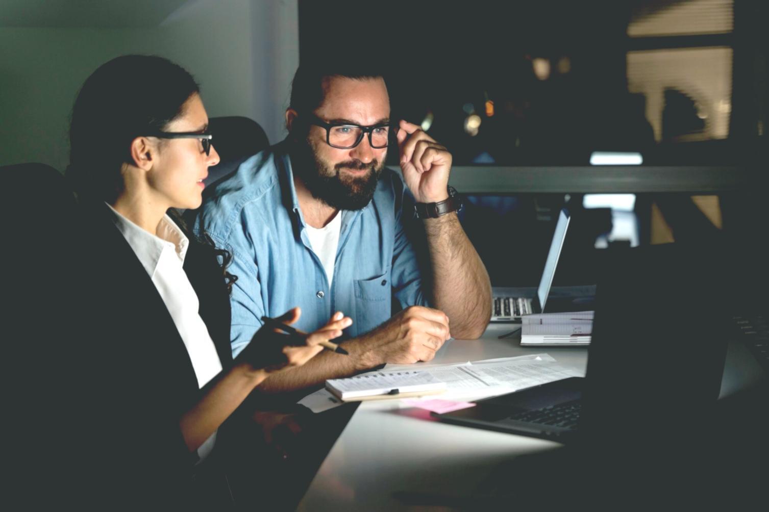 Familie beim gemeinsamen Planen der Finanzen am Küchentisch