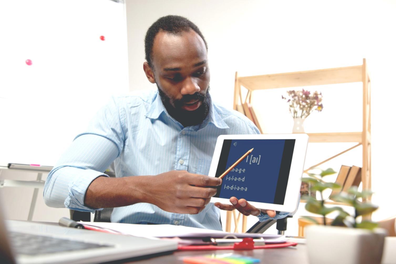 Detaillierte Finanzplanung mit Dokumenten und Rechner