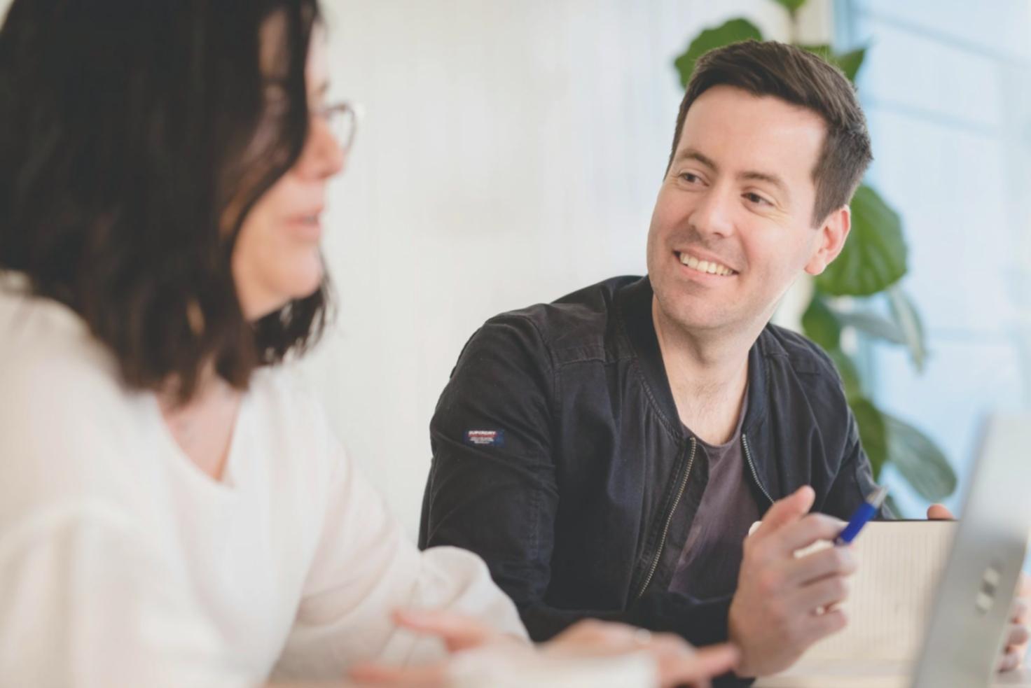 Finanzplanung Beratungsgespräch mit Familien in München